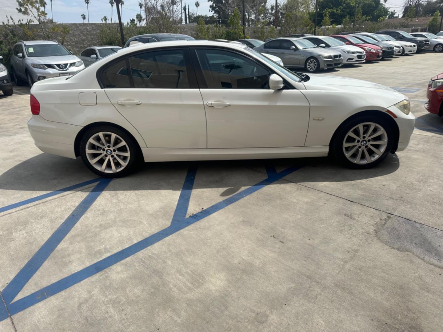 2011 White /Black BMW 3-Series 328i SA SULEV (WBAPH5G55BN) with an 3.0L L6 DOHC 24V engine, Automatic transmission, located at 30 S. Berkeley Avenue, Pasadena, CA, 91107, (626) 248-7567, 34.145447, -118.109398 - This BMW 328i Looks and drives good. It comes well equipped with leather seats, power seats, moon-roof, and a lot more. Bad credit? we can help! we are the bank. - Photo#5